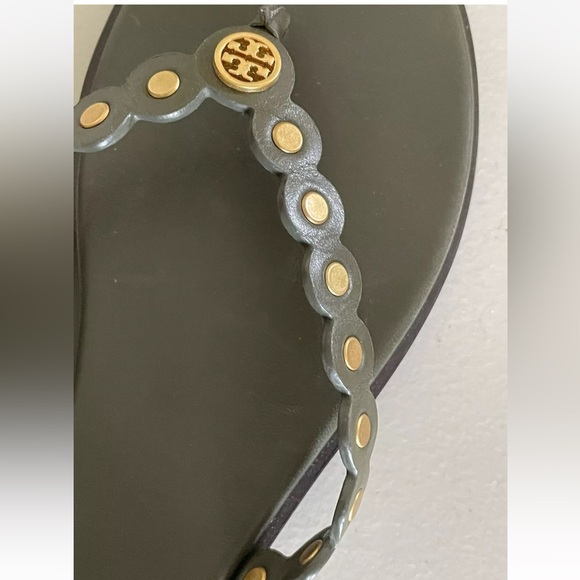 TORY BURCH BENTON SCALLOPED
SANDALS THONGS IN LECCIO GREEN BRASS women size 9.5 - Picture 6 of 17